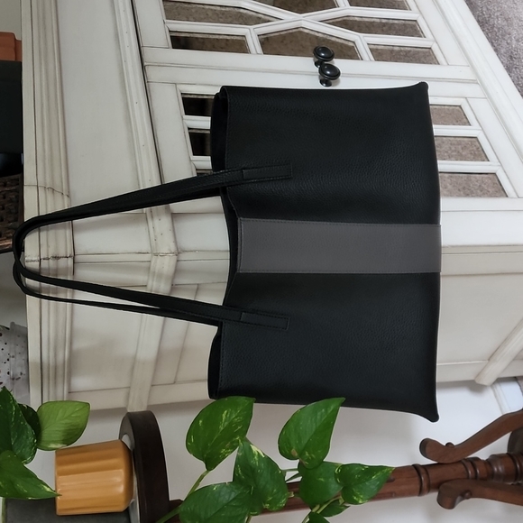 Vince Camuto Handbags - Vince Camuto vegan leather tote